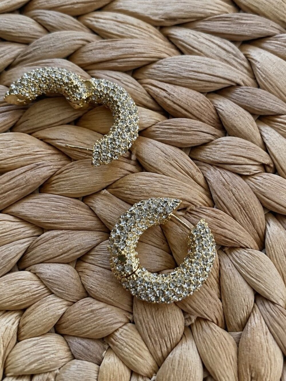 Kendra Scott Mikki Pave Hoop EARRINGS Gold White Crystal Sparkly Glamour - Picture 3 of 4